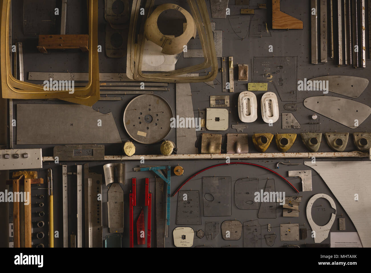 Verschiedene Werkzeuge und Ausrüstungen auf stecktafel Stockfoto