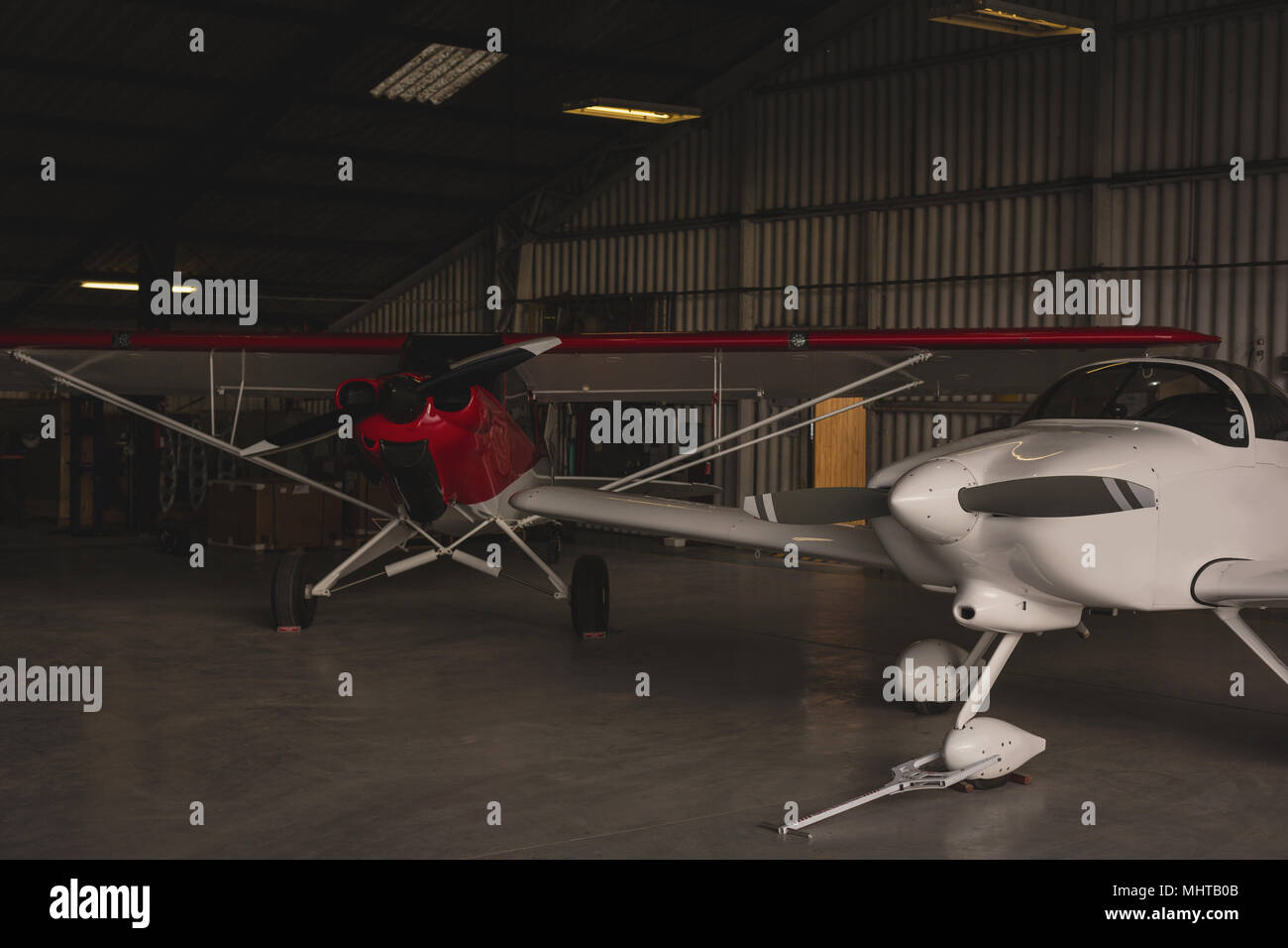 Zwei Flugzeuge in der Luft- und Raumfahrt Hangar abgestellten Stockfoto