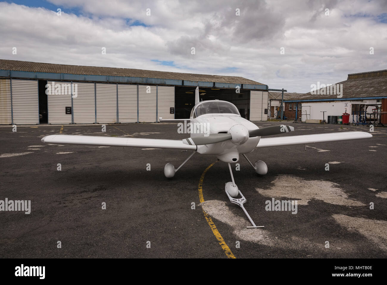 Flugzeuge am Flugplatz geparkt Stockfoto