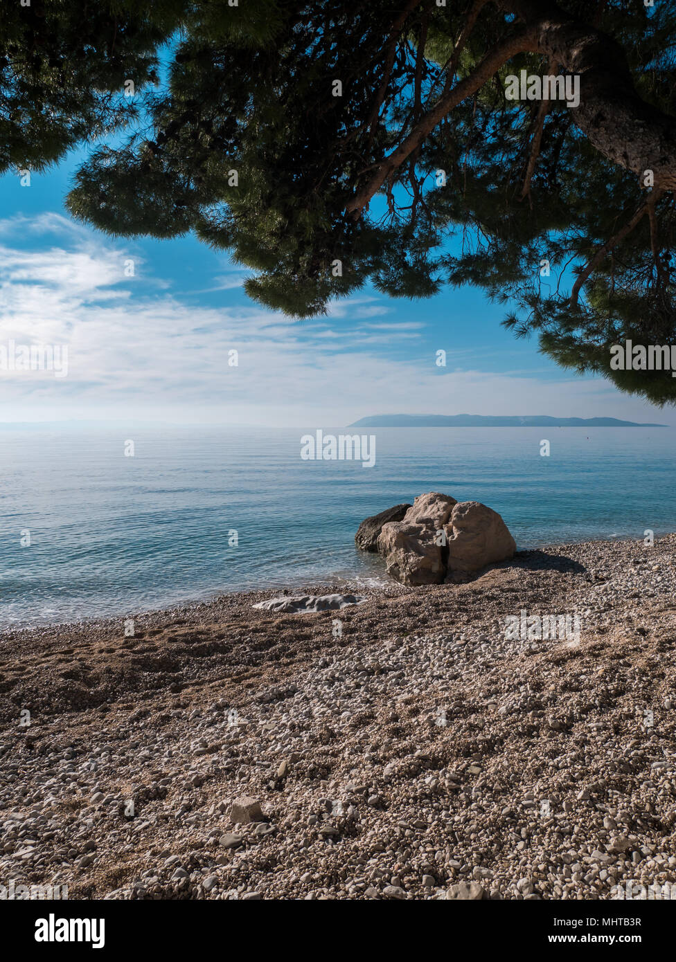 Ruhige blaue Meer und Kieselstrand in Tucepi, Makarska Riviera Stockfoto