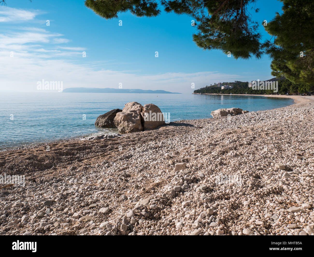 Kiesstrand und ruhige blaue Meer an der Riviera von Makarska in Makarska Stockfoto