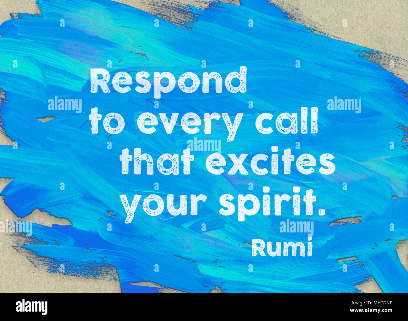Reagieren auf jeden Anruf, dass ihr Geist - alte persische Dichter und Philosophen Rumi Zitat über blau Pinselstriche gedruckt begeistert Stockfoto
