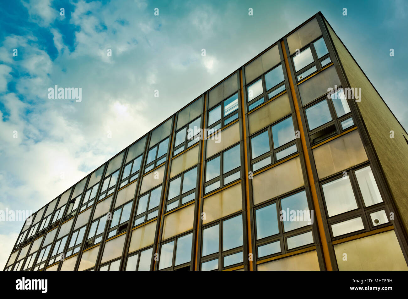Muster von Windows in einem gelben Gebäude Stockfoto