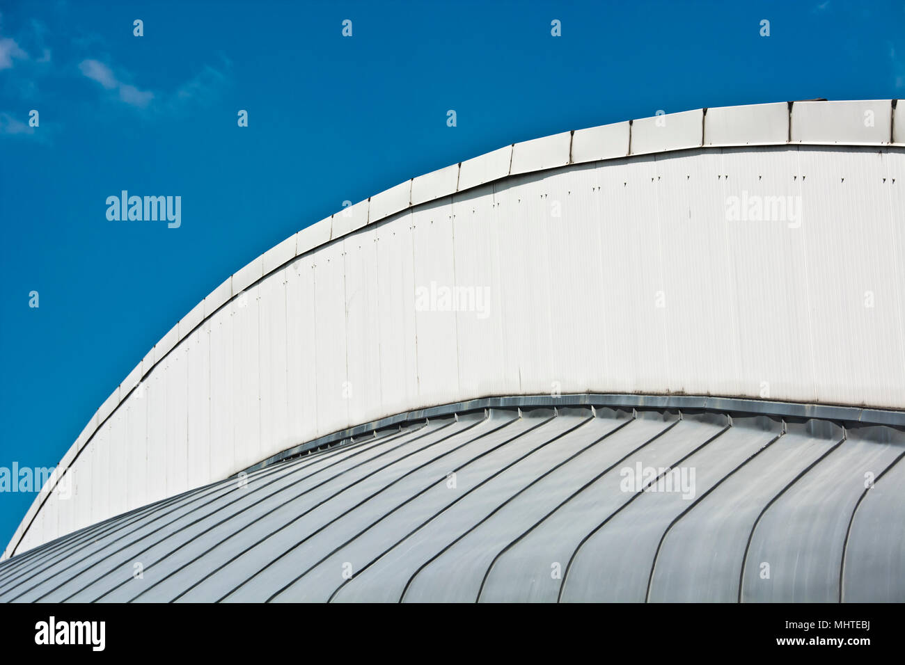 Weißes Gebäude Struktur vor blauem Himmel Stockfoto