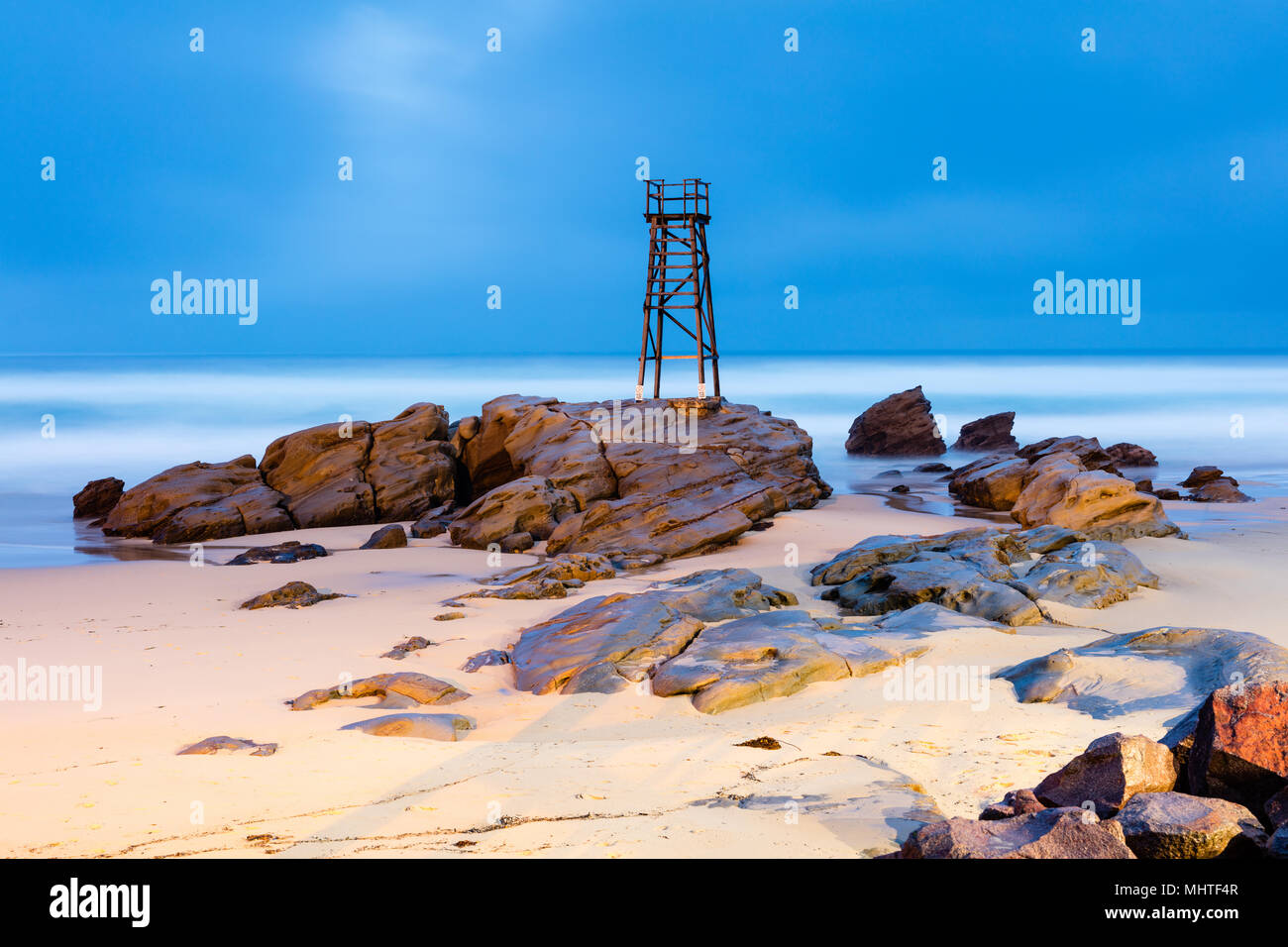 Redhead Beach, Newcastle, New South Wales, Australien. Flutlicht Turm bei Redhead Beach in der Nähe von Newcastle in New South Wales am stürmischen und feuchten Abend. Stockfoto