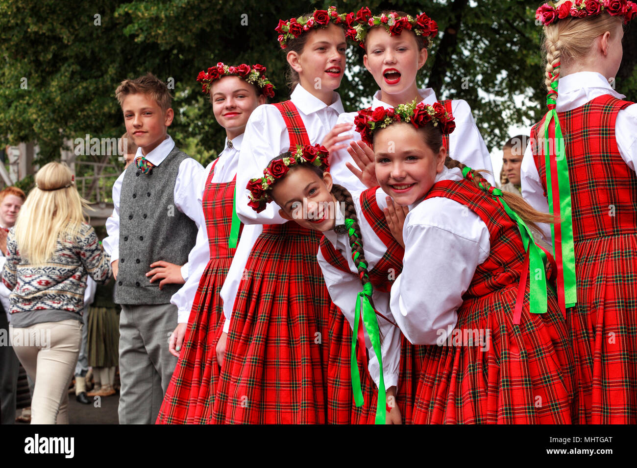 RIGA, Lettland - 11. JULI 2015: Junge Tänzer in traditionellen Kostümen hinter Szene für die Wartezeit im Grand Volkstanz Konzert von Lettland durchführen Stockfoto