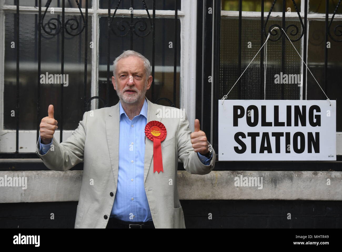 Der Führer der Jeremy Corbyn kommt seine Stimme im Wahllokal in Pakeman Grundschule in Holloway, London zu werfen, während der Kommunalwahlen. Stockfoto