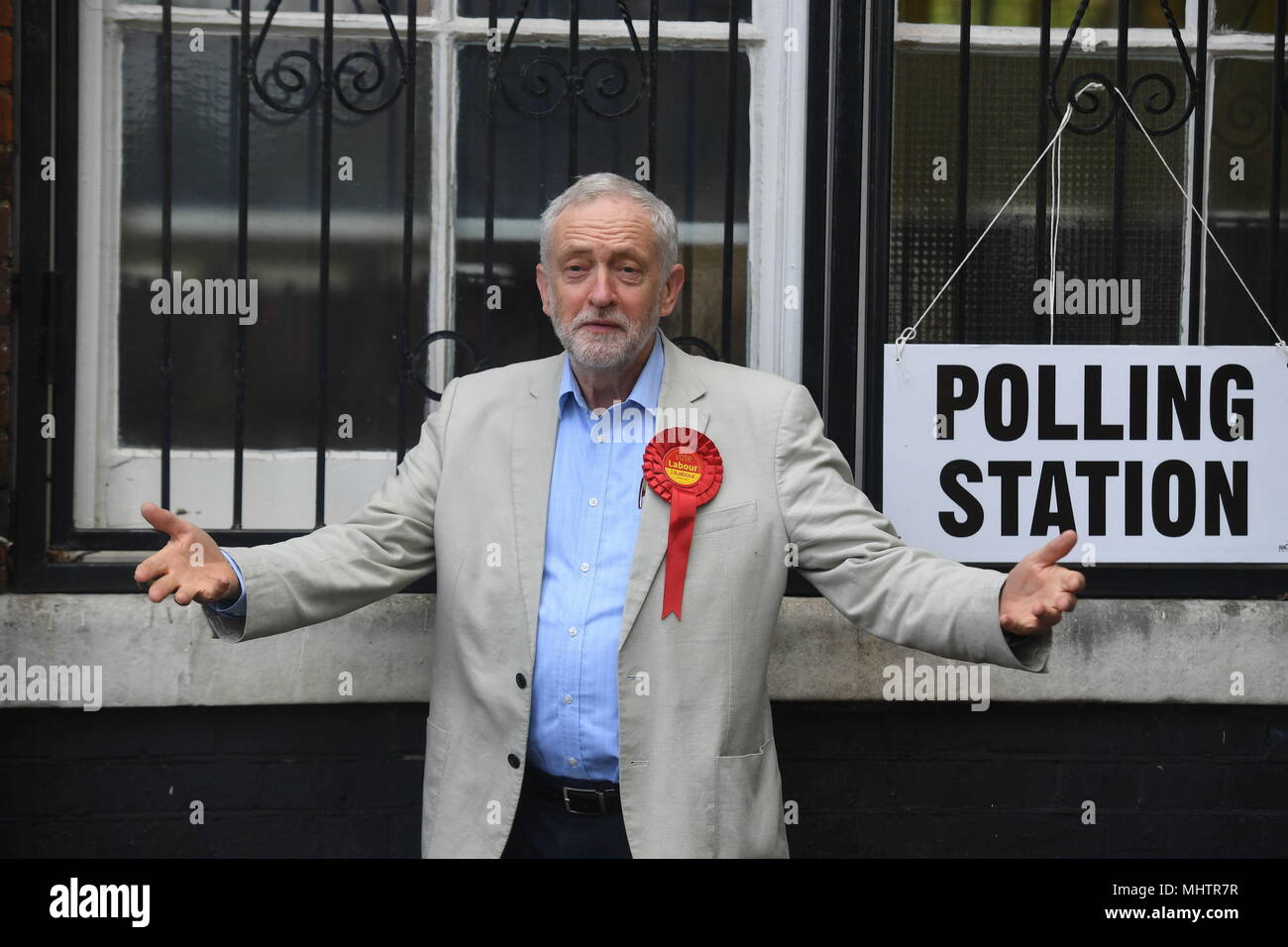 Der Führer der Jeremy Corbyn kommt seine Stimme im Wahllokal in Pakeman Grundschule in Holloway, London zu werfen, während der Kommunalwahlen. Stockfoto