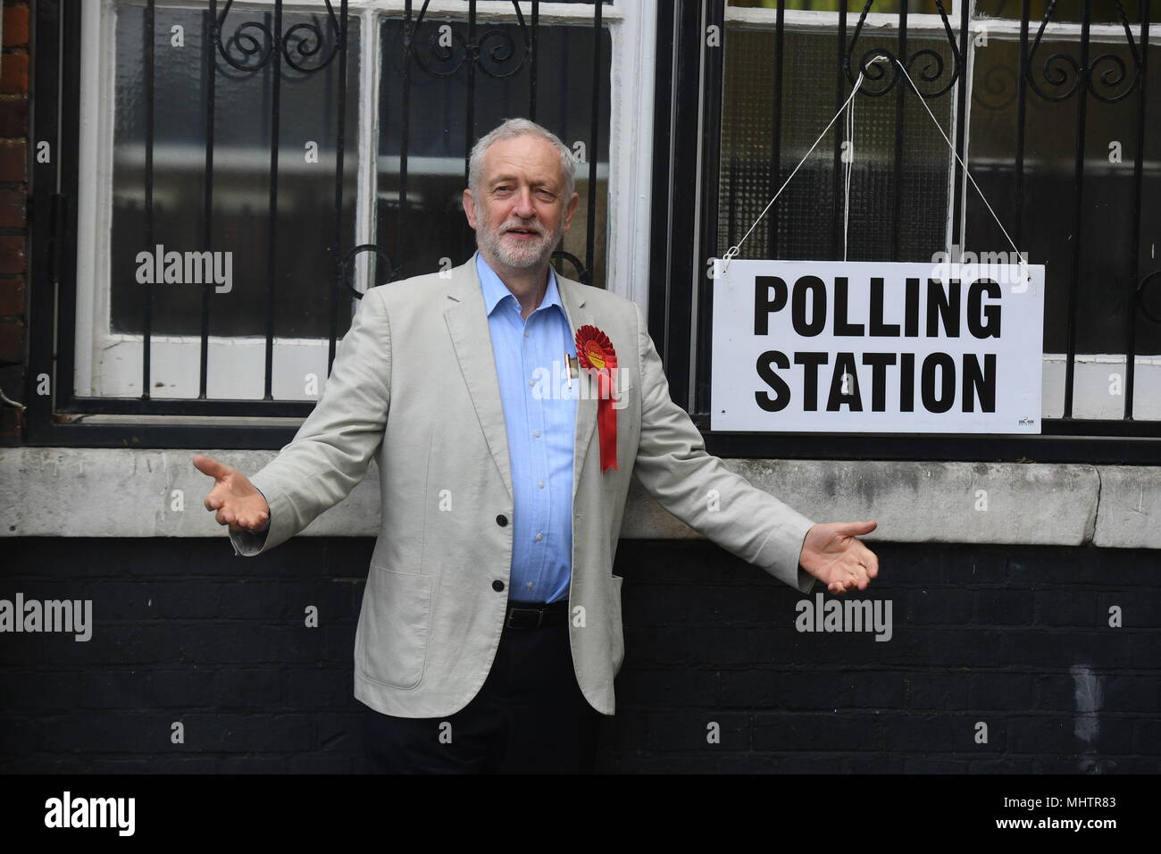 Der Führer der Jeremy Corbyn kommt seine Stimme im Wahllokal in Pakeman Grundschule in Holloway, London zu werfen, während der Kommunalwahlen. Stockfoto