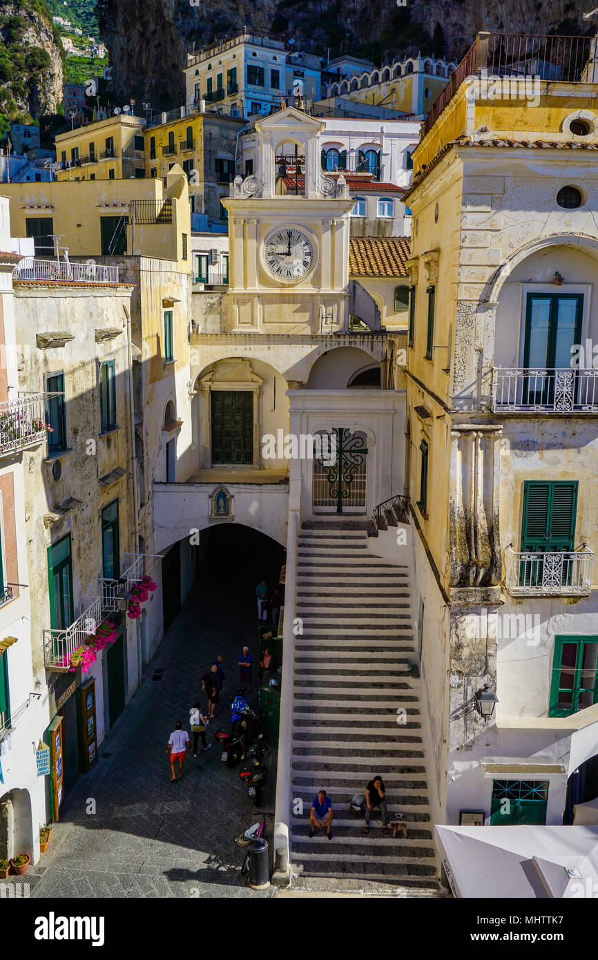 Das Treppenhaus und der Uhrturm in Atrani, Amalfi Küste, Italien Stockfoto