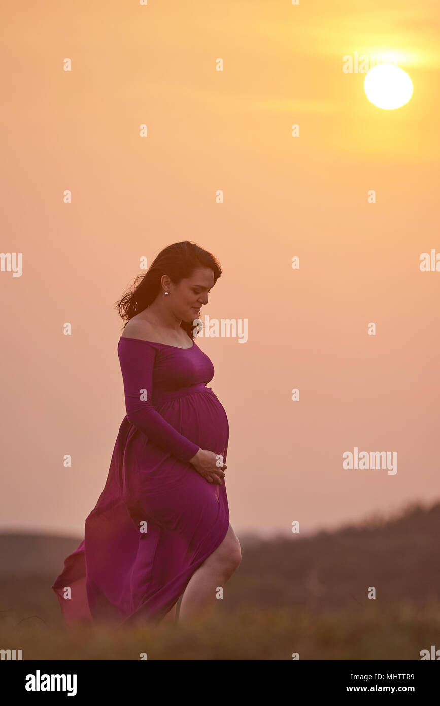 Junge Schwangerschaft Thema. Parenting Konzept. Warten auf Baby Stockfoto