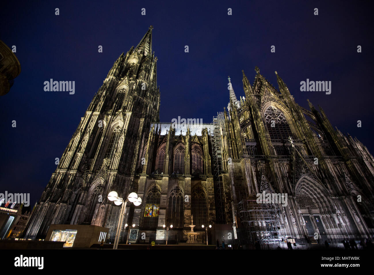 Vorderansicht des Kölner Dom, eine Katholische Kathedrale und UNESCO-Weltkulturerbe in Köln, Nordrhein-Westfalen, Deutschland. Stockfoto
