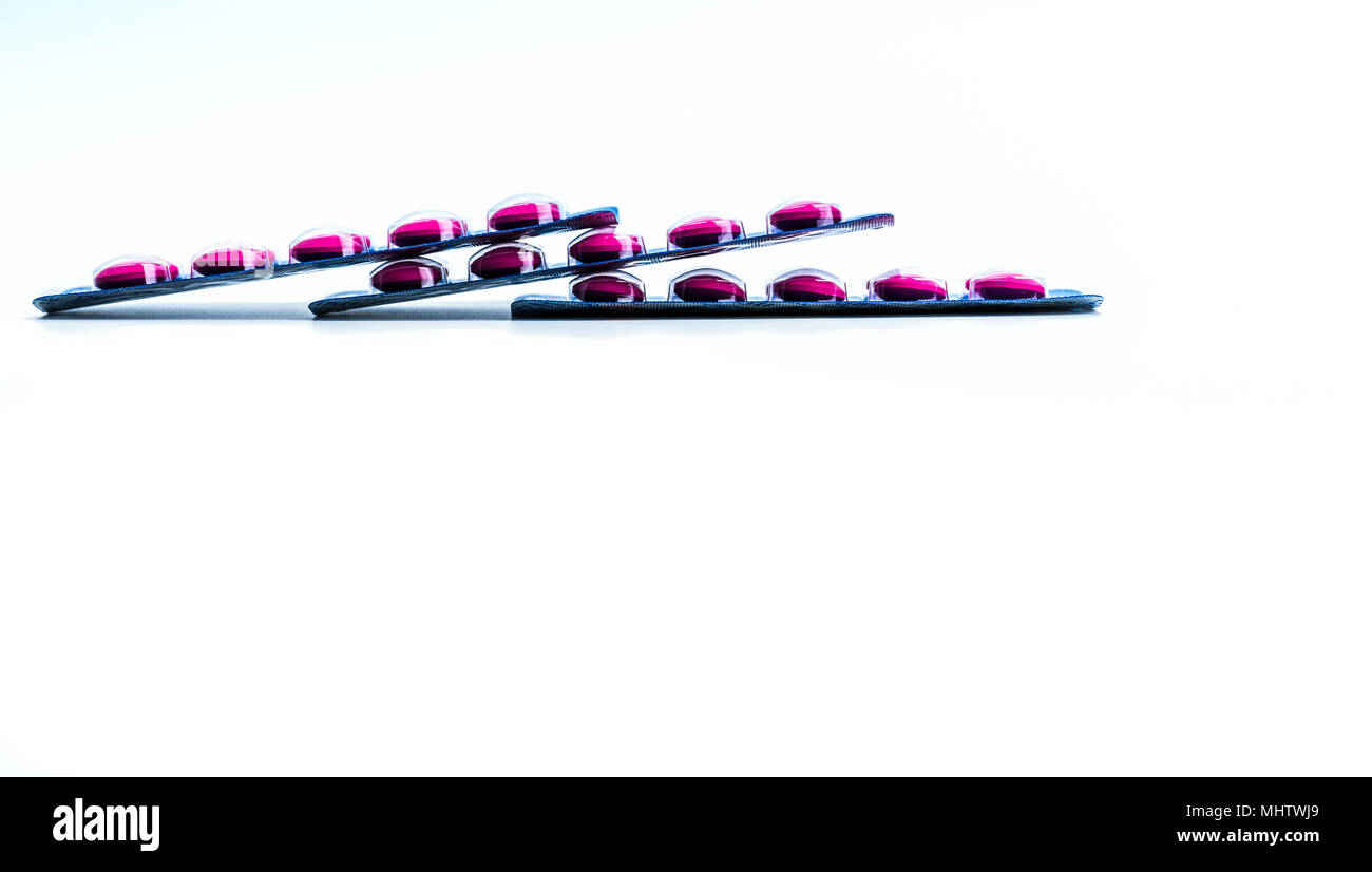 Ibuprofen in rosa Tablette Tabletten Blister Pack in Blau auf weißem Hintergrund mit Kopie Raum isoliert. Ibuprofen zur Linderung Schmerzen, Kopfschmerzen, Fieber Stockfoto