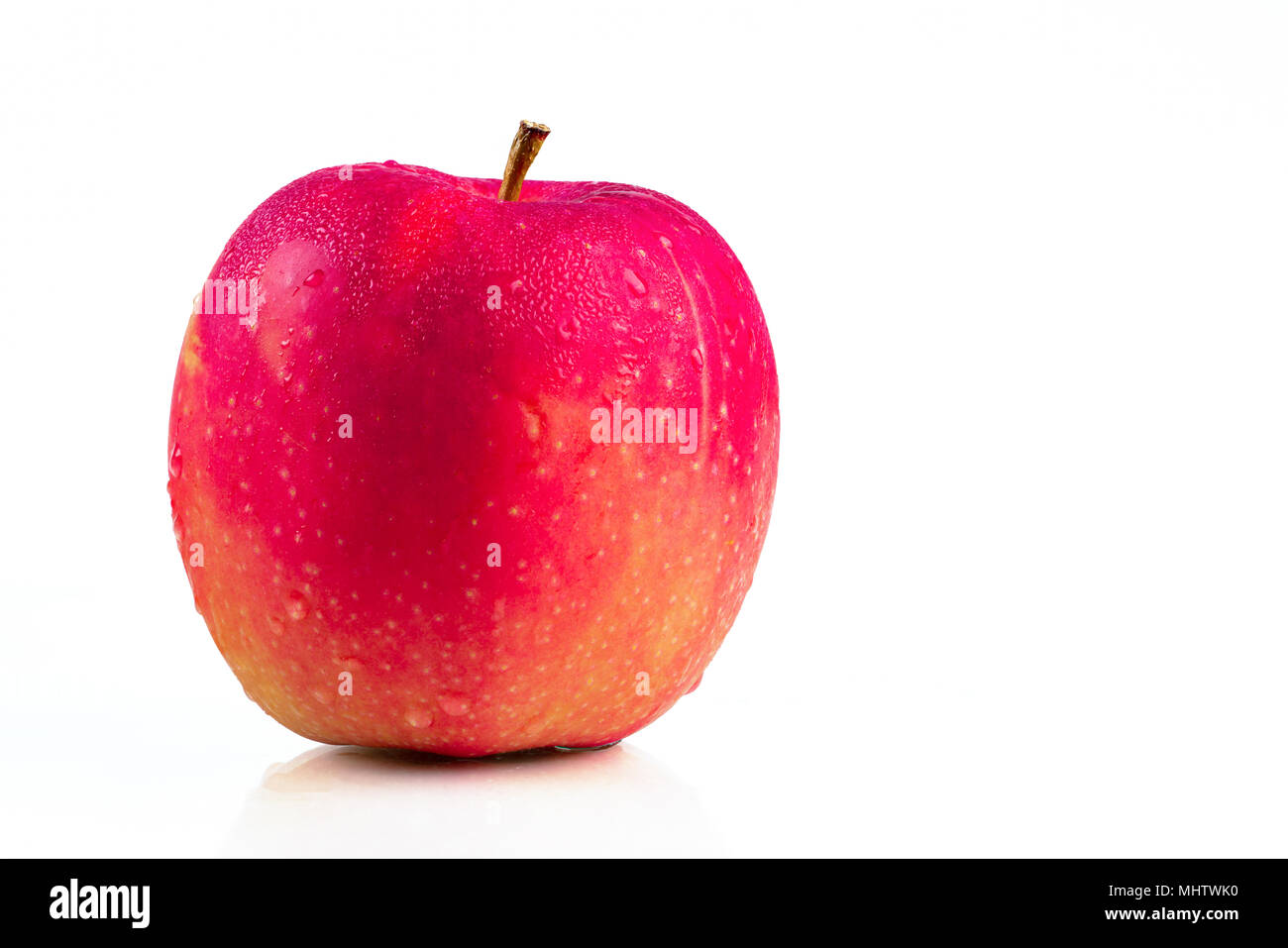 Ein Roter Apfel Mit Wassertropfen Auf Der Haut Auf Weissem Hintergrund Mit Kopie Raum Isoliert Gesundes Obst Und Gesunde Ernahrung Konzept Veganes Essen Stockfotografie Alamy