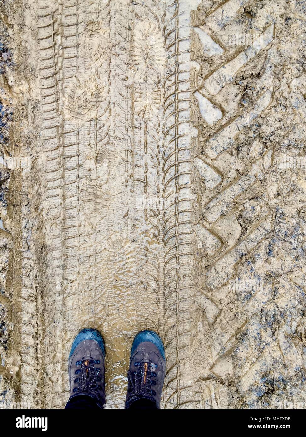 Nahaufnahme auf schlammigen Stiefel der Frau die natürliche. Stockfoto