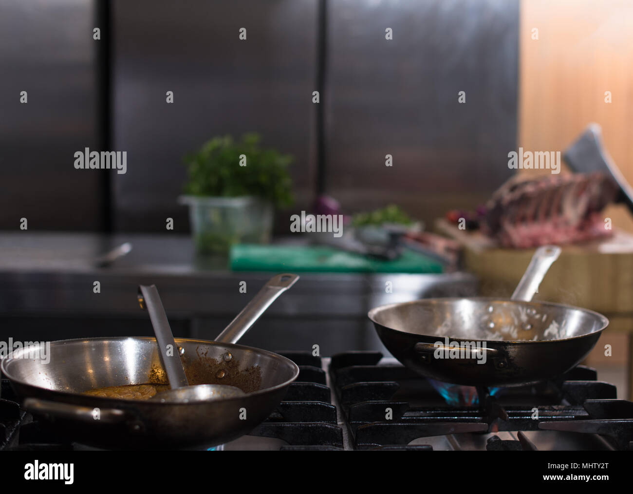 Chefkoch Kochen, Braten im Wok Pfanne. Verkauf und Essen Konzept Stockfoto