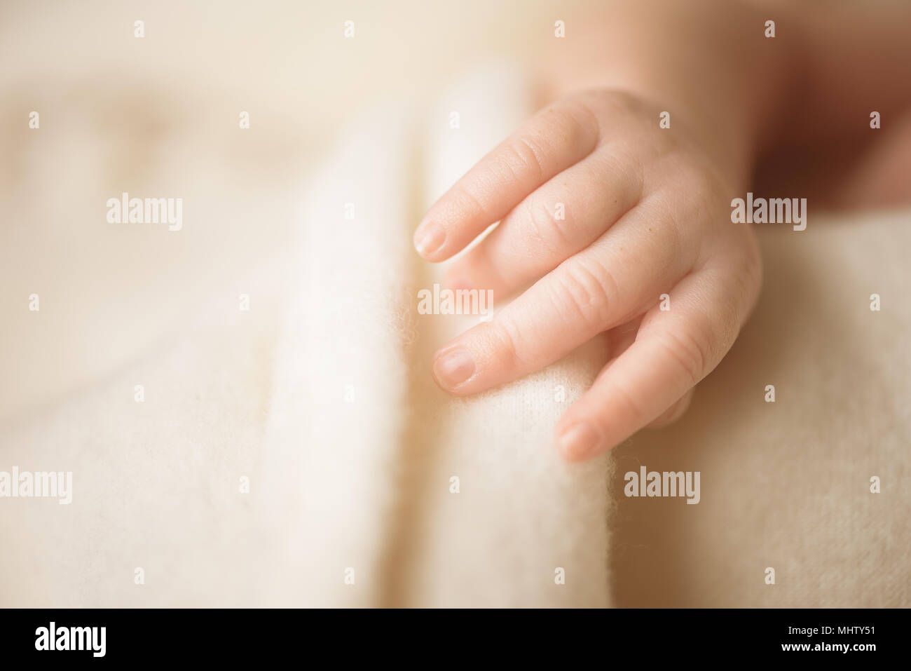 Kleine Hand des neugeborenen Babys. Mutter und ihr Kind. Mutterschaft, Familie, Pflege und Geburt Konzept. Kopieren Sie Platz für Ihren Text Stockfoto