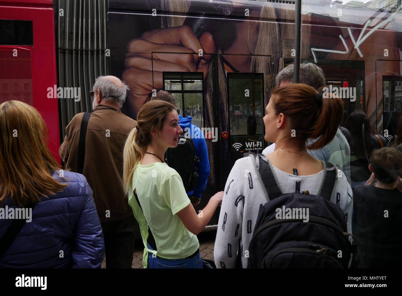 Passagiere warten, an der Straßenbahnhaltestelle, Lissabon, Portugal Stockfoto