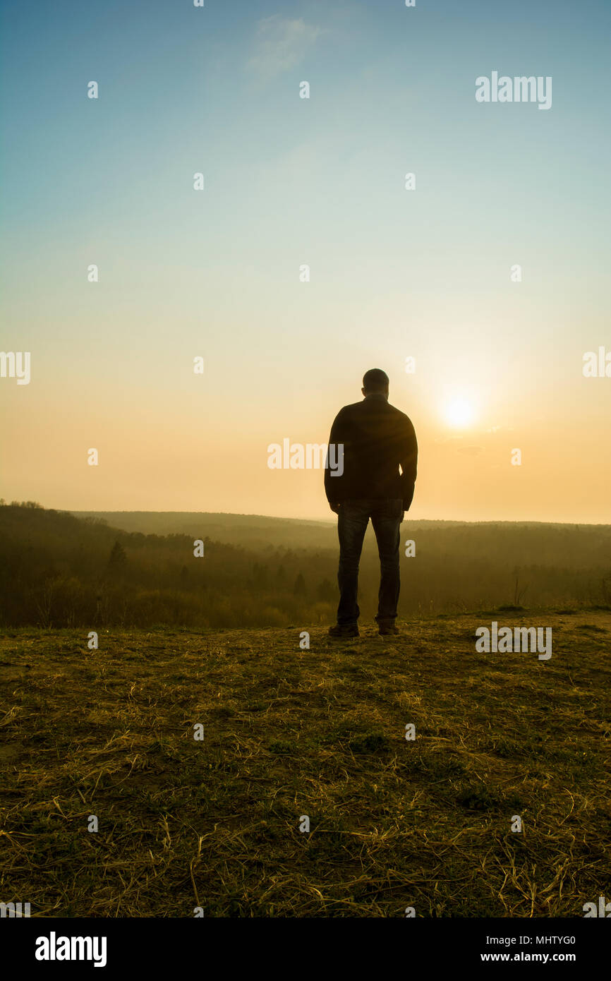 Ansicht Von Hinten Von Einem Mann Den Sonnenuntergang Von Der Spitze Eines Berges Stockfotografie Alamy