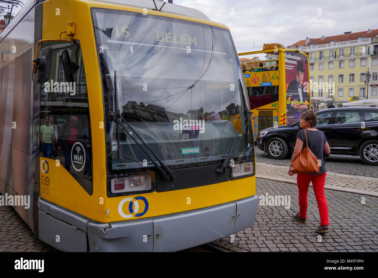 Moderne Straßenbahn in Martim Moniz Station, Baixa, Lissabon, Portugal Stockfoto