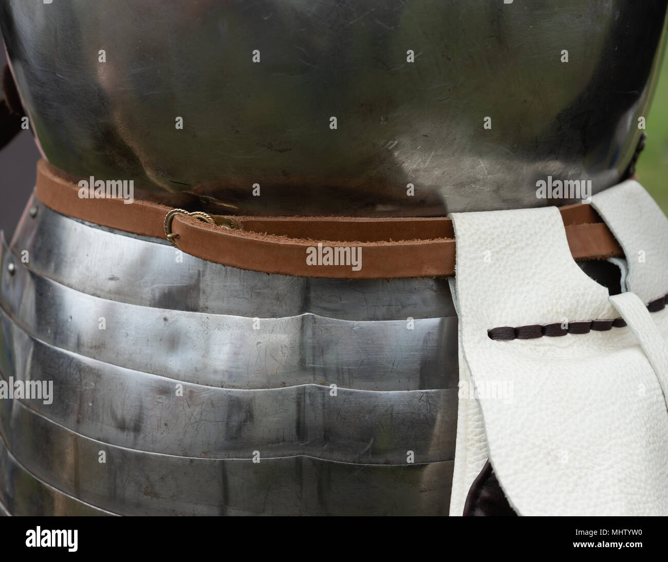 Leder Gürtel einer mittelalterlichen Ritter, über den Metal Armor. Ein weißes Leder Tasche b Gürtel befestigt. Details eines alten Krieger schützende Su Stockfoto