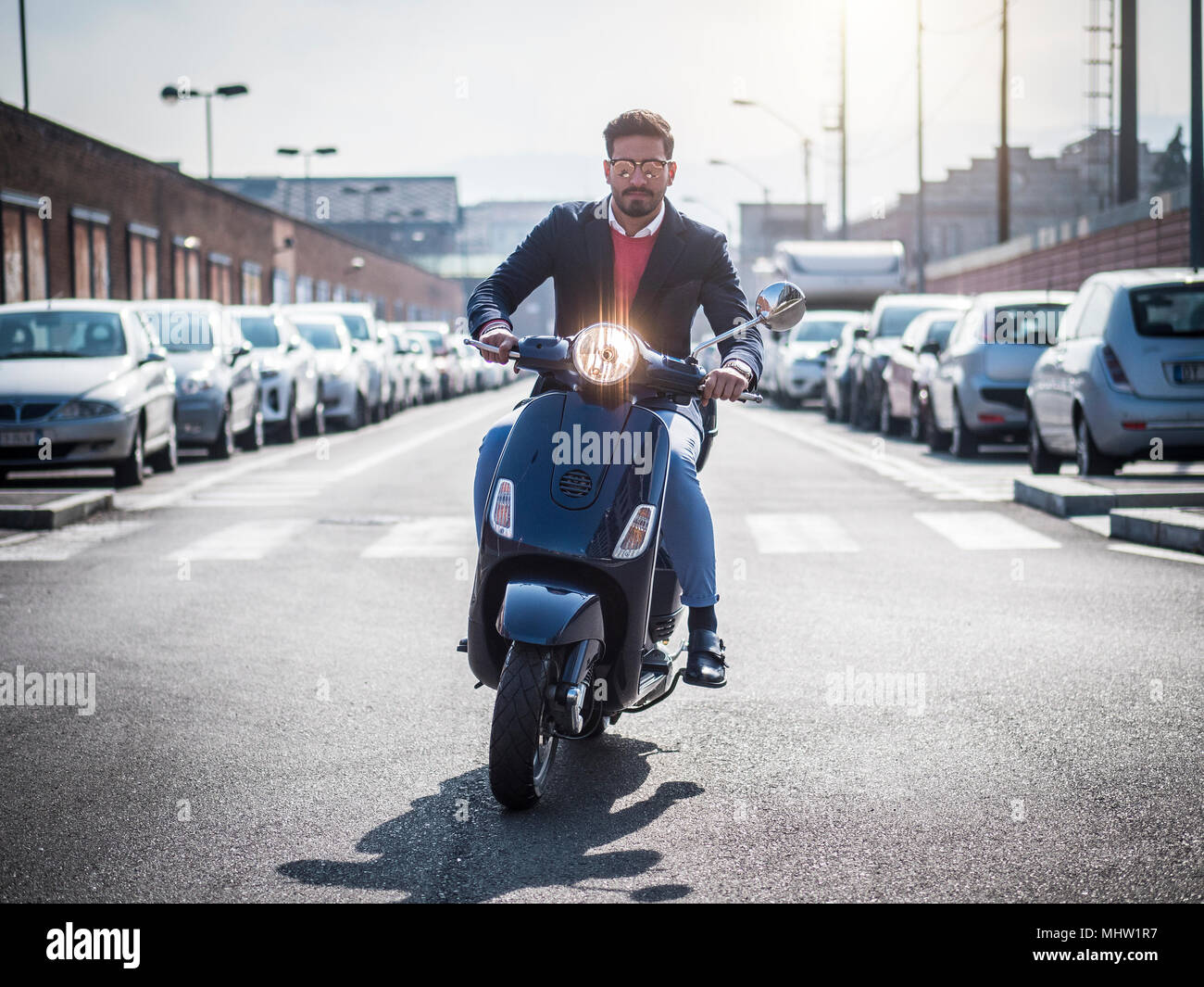 Trendy Mann auf Roller in der Stadt Stockfoto