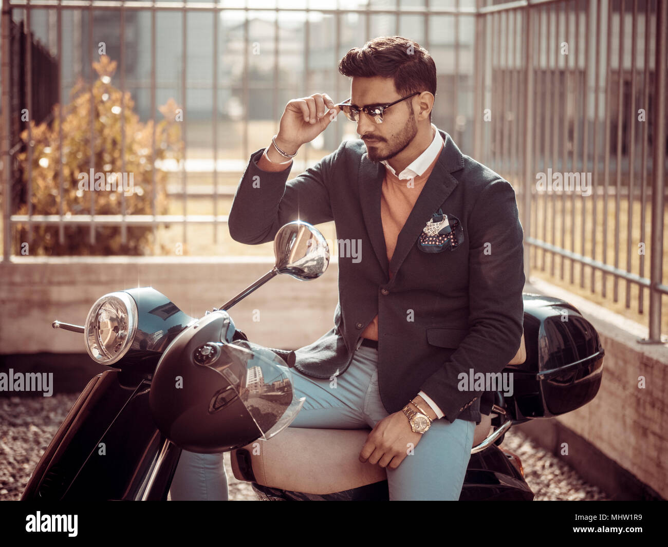 Trendige Menschen durch den Roller in der Stadt Stockfoto