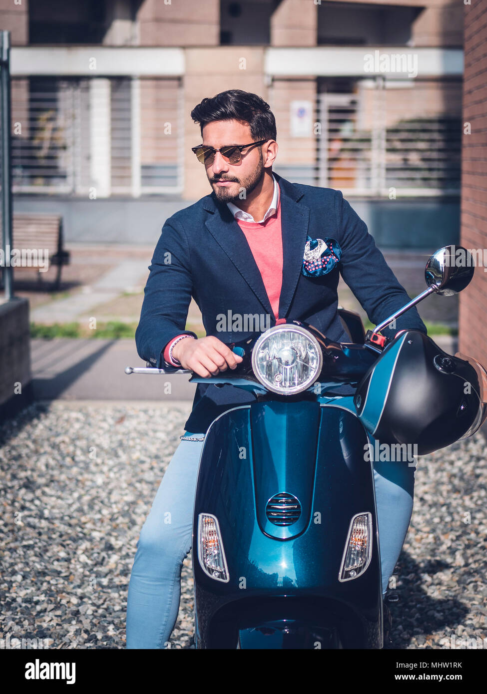 Trendy Mann auf Roller in der Stadt Stockfoto