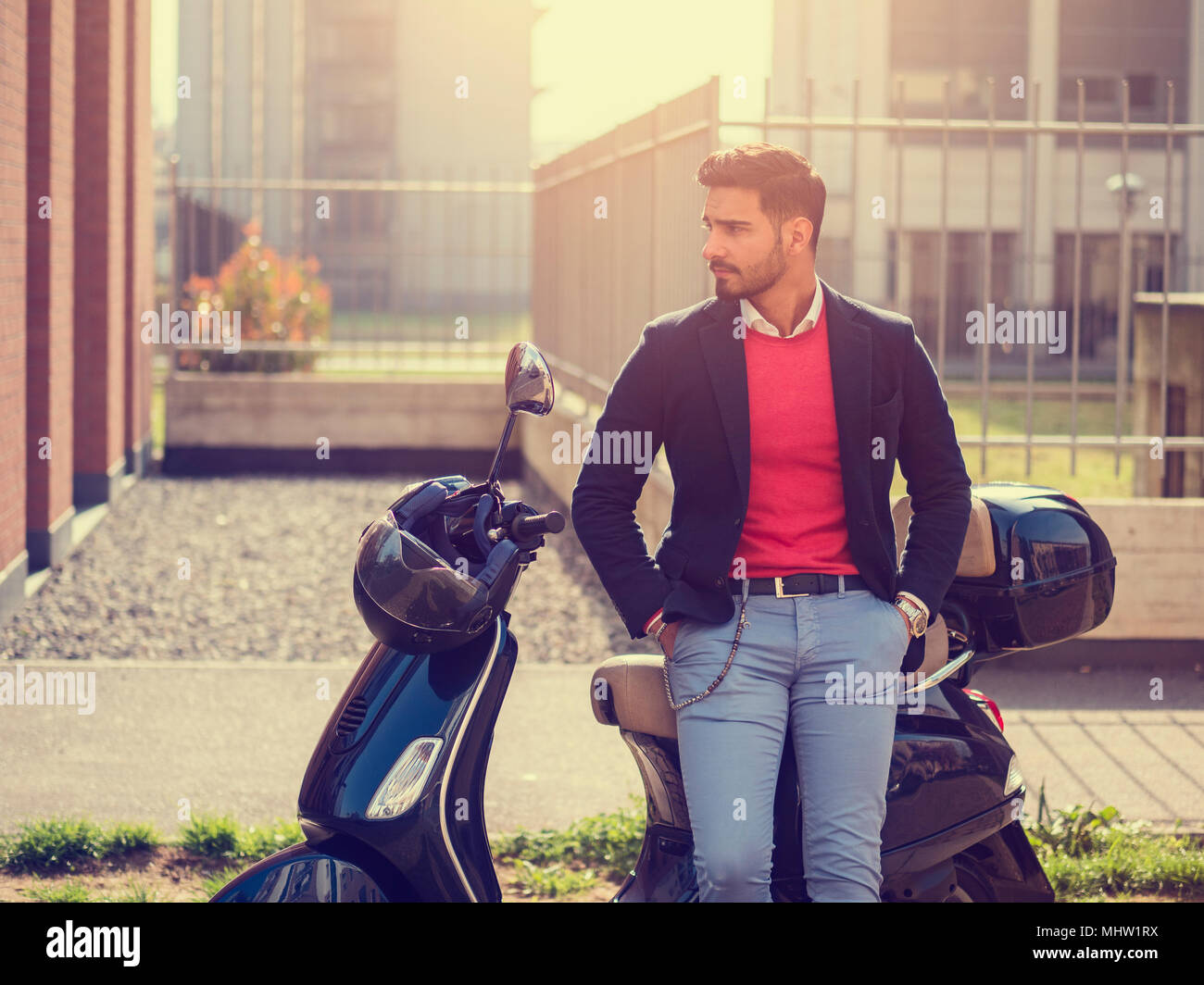 Trendige Menschen durch den Roller in der Stadt Stockfoto