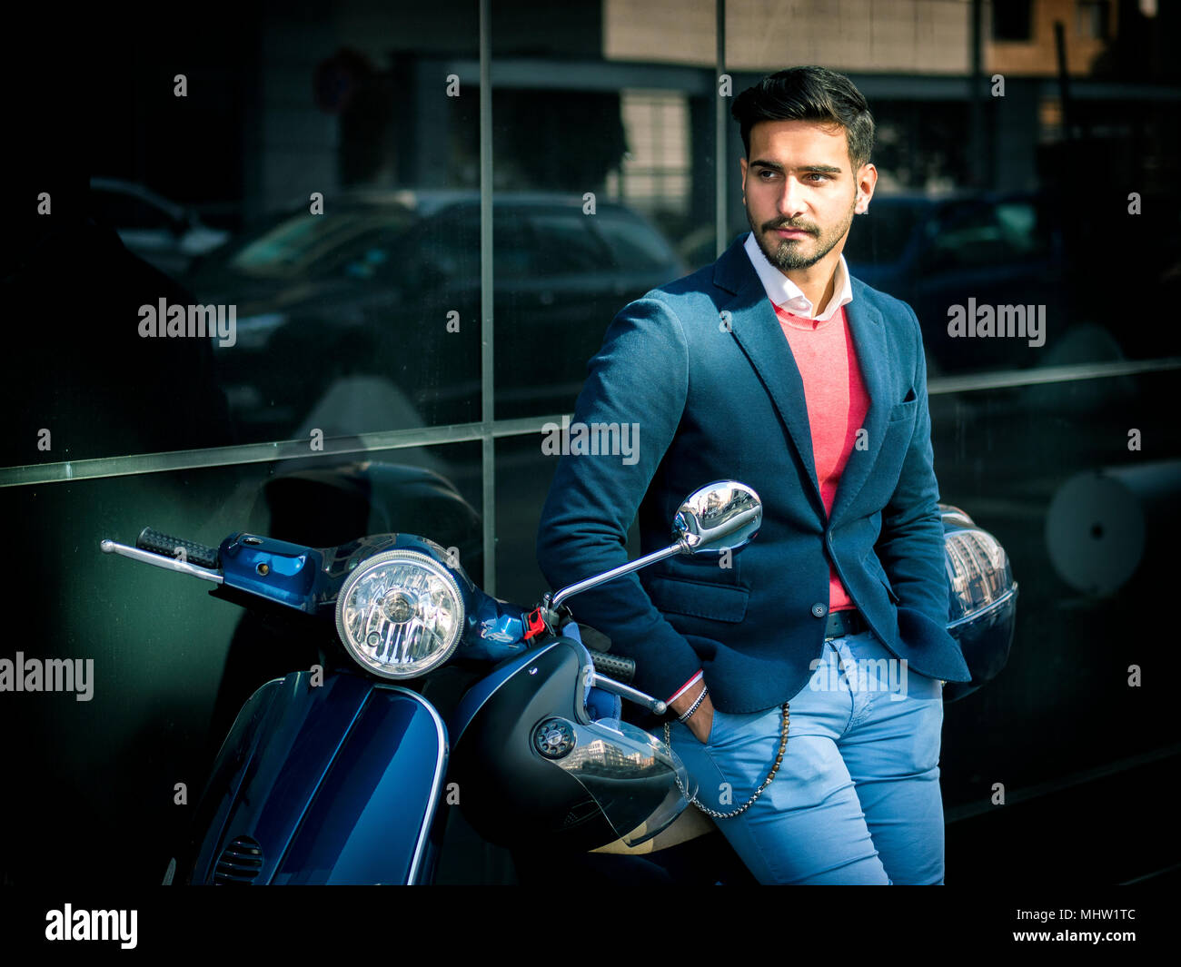 Trendige Menschen durch den Roller in der Stadt Stockfoto