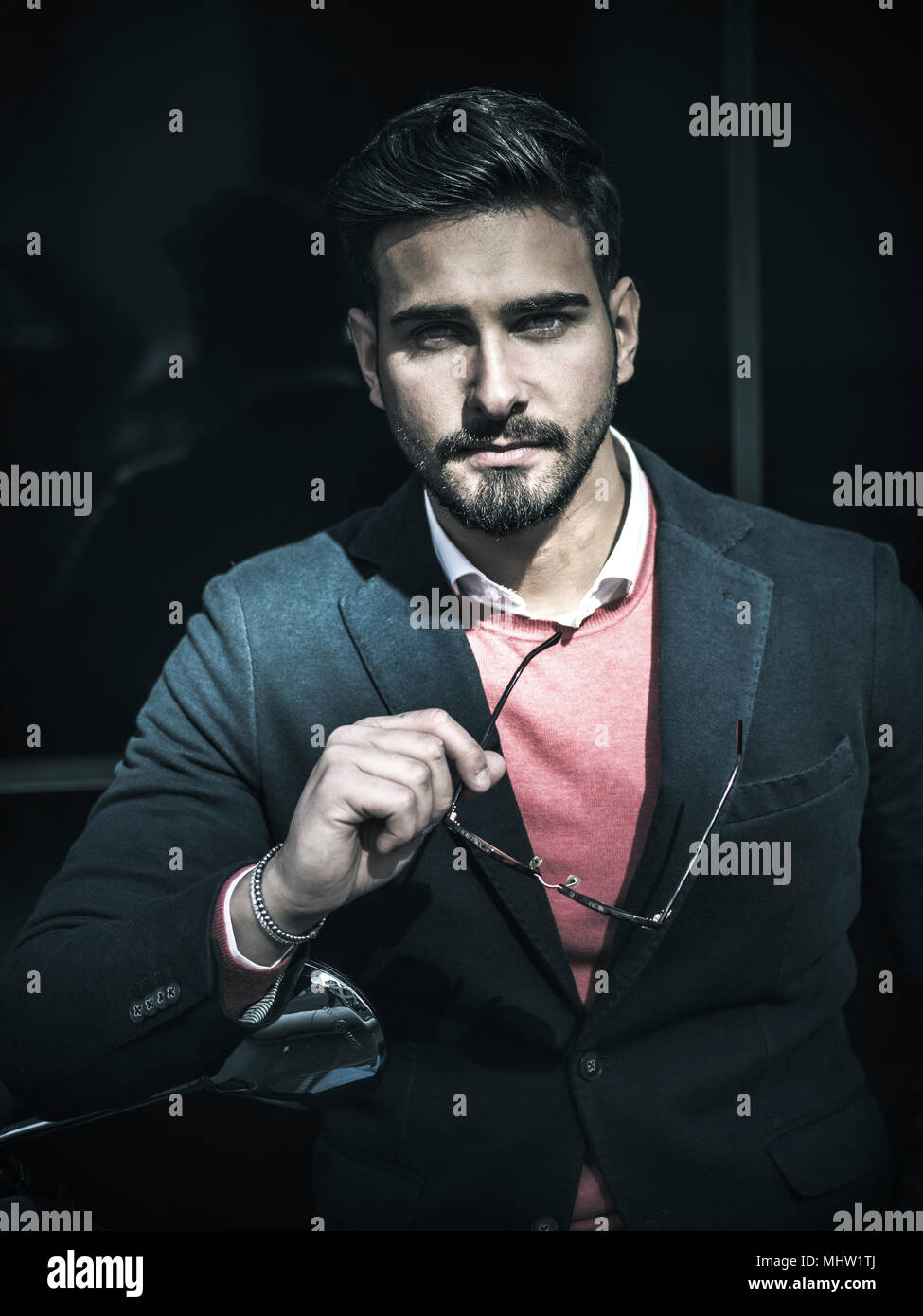 Trendige Menschen durch den Roller in der Stadt Stockfoto