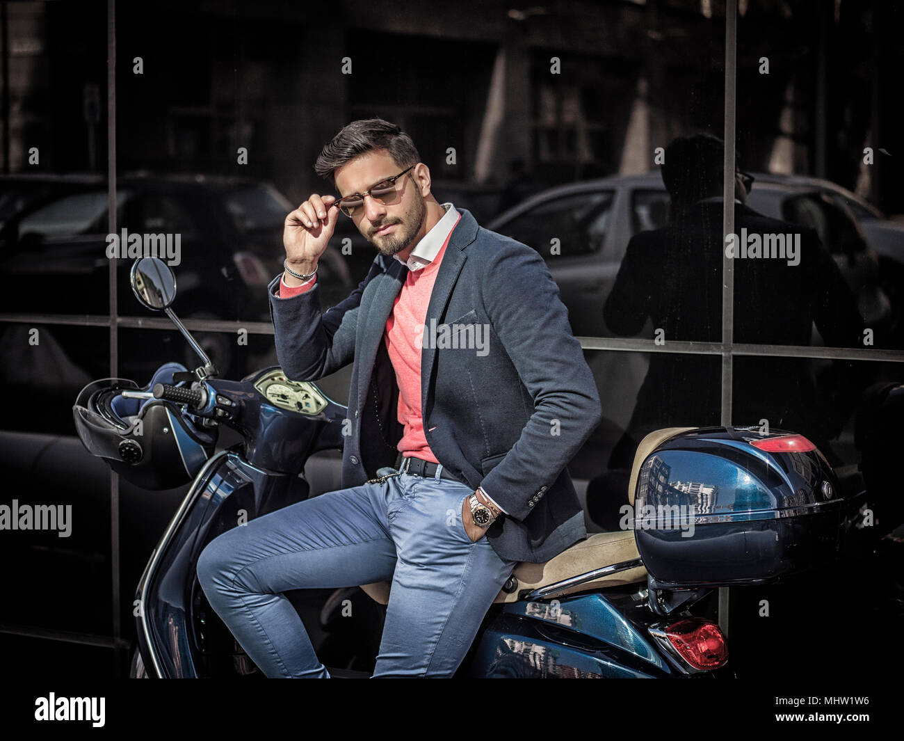 Trendige Menschen durch den Roller in der Stadt Stockfoto