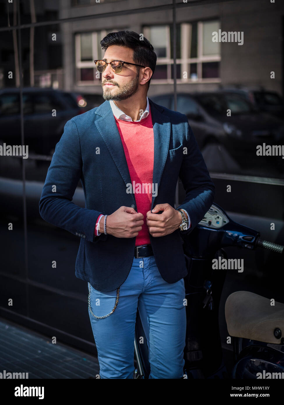 Trendige Menschen durch den Roller in der Stadt Stockfoto