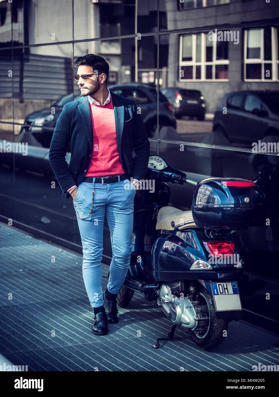 Trendige Menschen durch den Roller in der Stadt Stockfoto