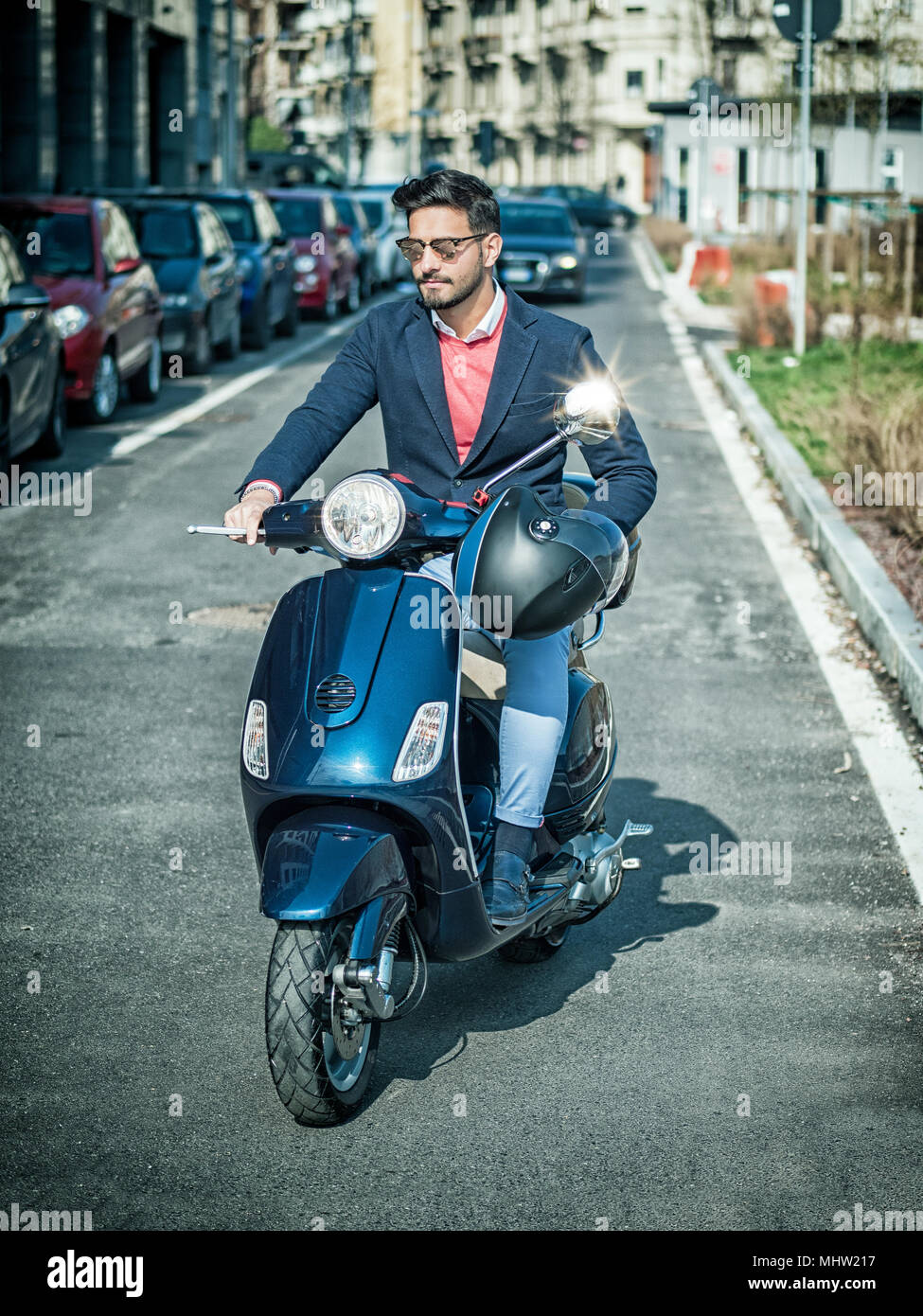 Trendy Mann auf Roller in der Stadt Stockfoto