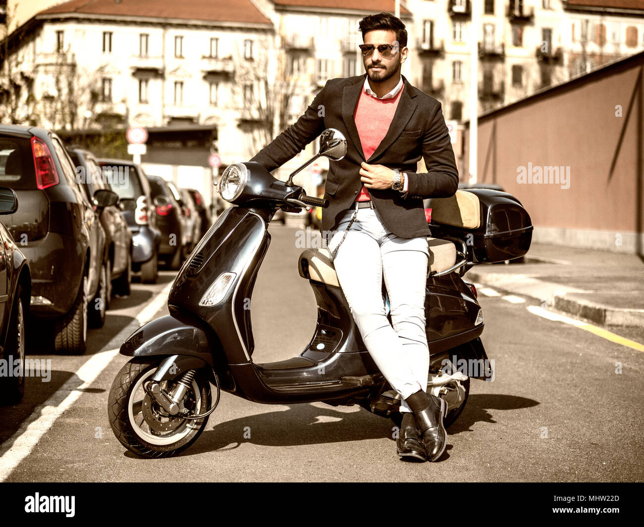 Trendige Menschen durch den Roller in der Stadt Stockfoto