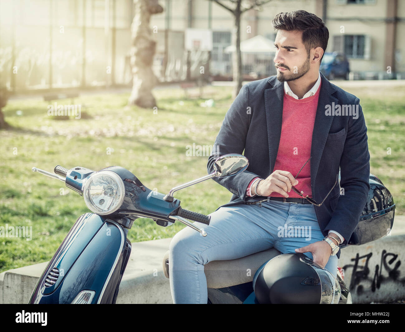 Trendige Menschen durch den Roller in der Stadt Stockfoto