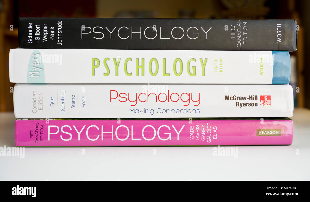 Stapel von einführenden Lehrbücher der Psychologie. Psychologie Lehrbücher für Hochschule Universität. Stockfoto