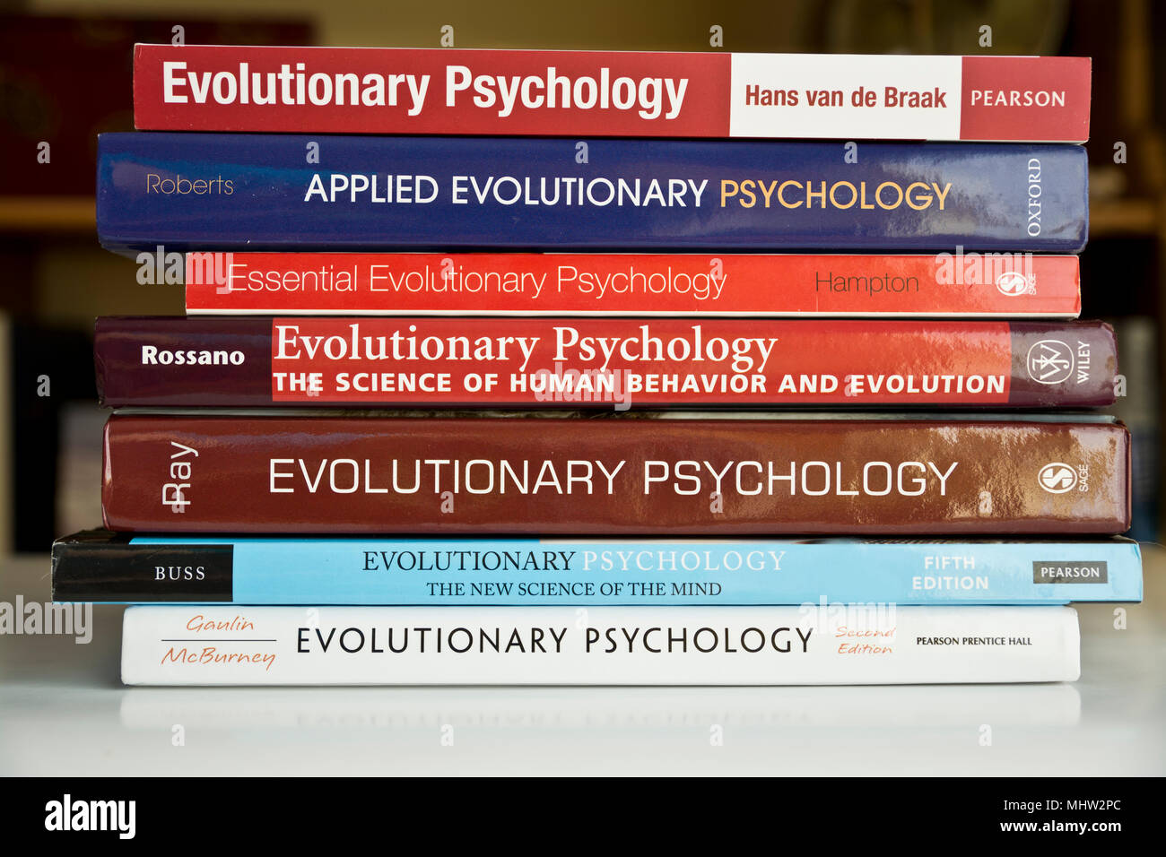 Stapel von Büchern über die Evolutionäre Psychologie. Stapel der evolutionären Psychologie Lehrbücher. Stockfoto