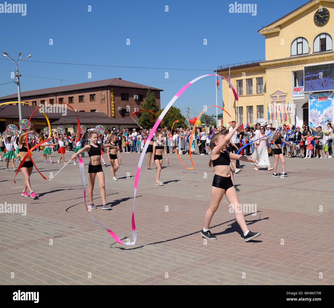 Die jungen Sportler der Stadt Sport schulen. Feiern den ersten Mai, den Tag des Frühlings und der Arbeit. May Day Parade auf dem Theaterplatz in der Stadt von slavjansk-auf-Kuban. Stockfoto