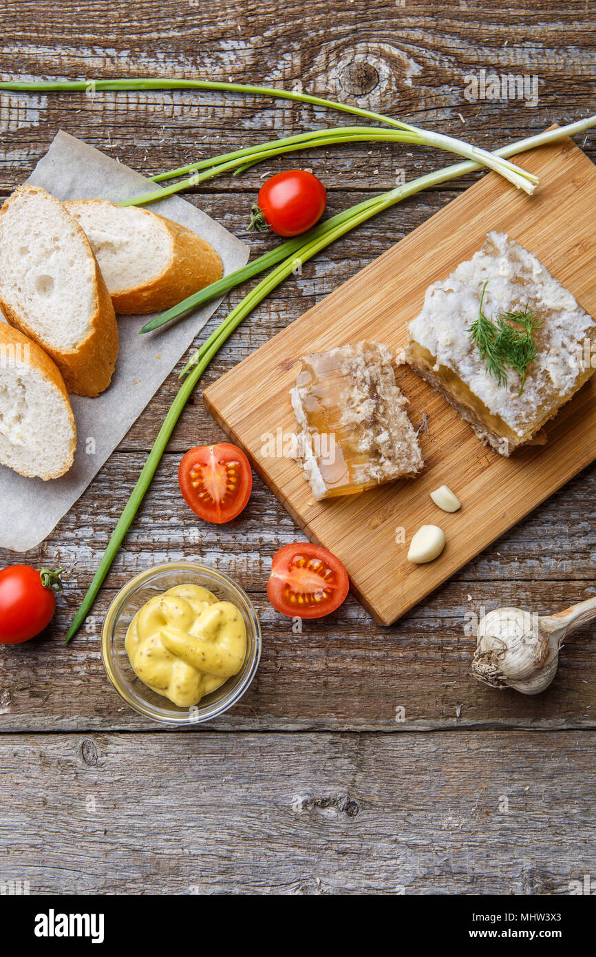 Hausgemachte Marmelade Fleisch mit Senf, Brot, Tomaten und Knoblauch auf  dem Tisch. Schwarzwildfleisch Stockfotografie - Alamy