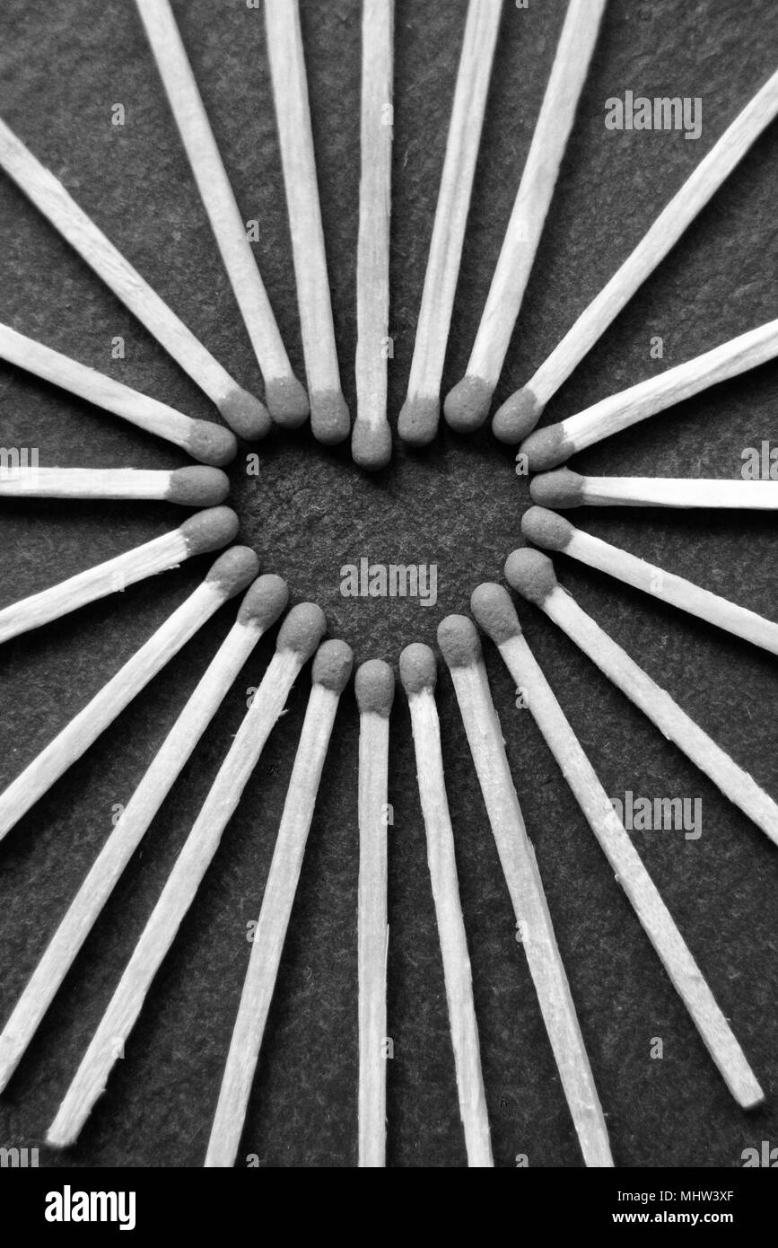 Schwarz-weiß Foto zeigt eine Sammlung von Spielen die in ein Herz bilden Form auf einem Schwarz Grau schiefer Hintergrund. Stockfoto