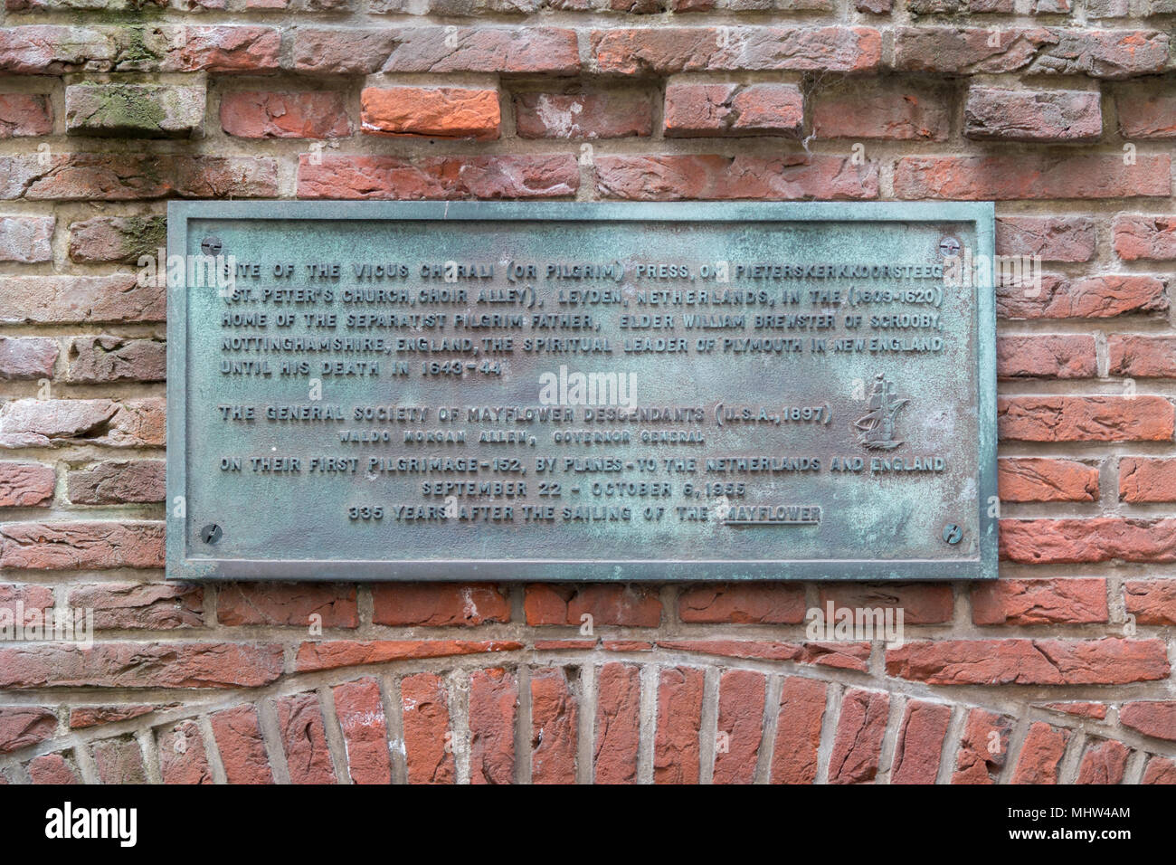 Gedenken Gedenktafel am Eingang des William Brewster Gasse in der Altstadt von Leiden. Website der Pilgernden Drücken Sie im 17. Jahrhundert. Stockfoto