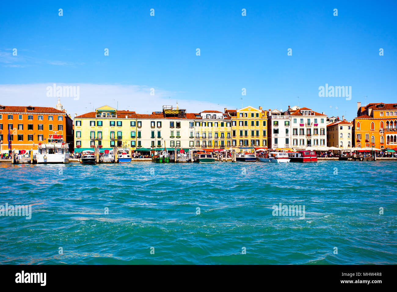 Waterfront mit bunten Häusern in Venedig, Italien Stockfoto