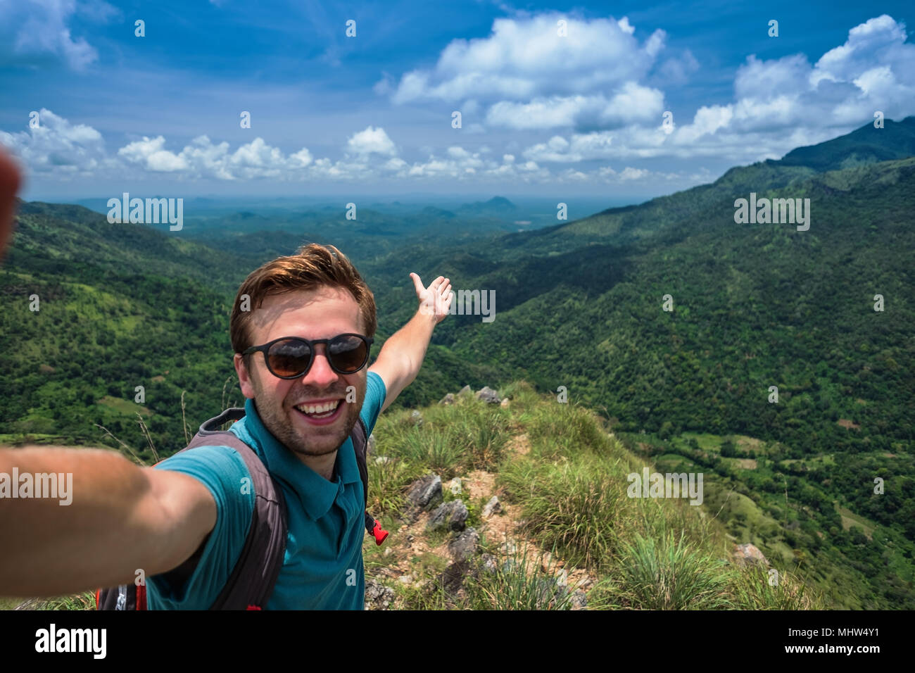 Kaukasische Mann an der Spitze des Berges, selfie auf dem Hintergrund der hübschen Landschaft Stockfoto