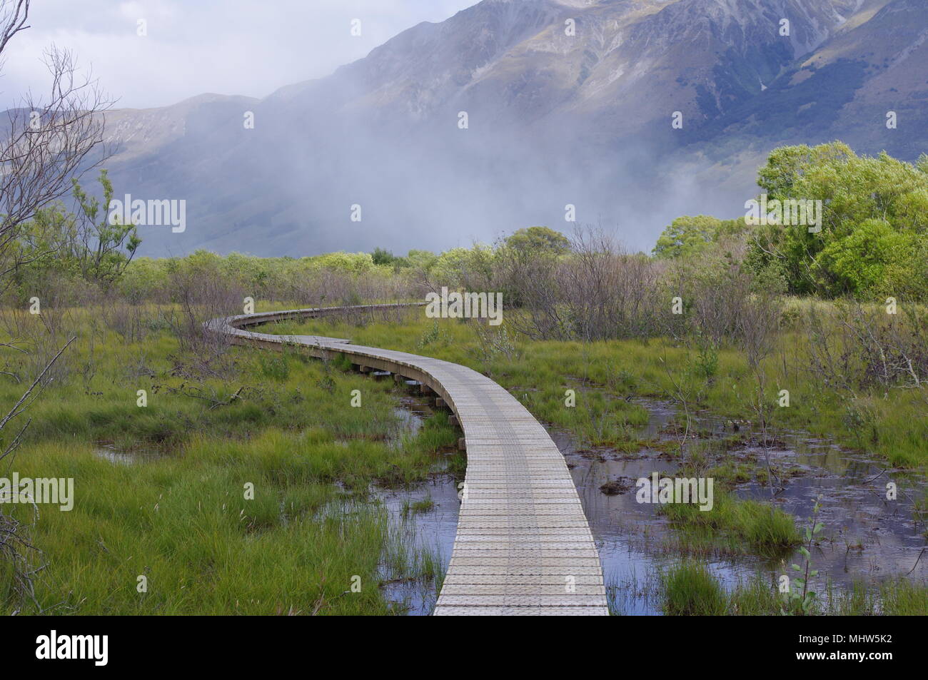 Neuseeland Glenorchy Misty Mountain Marschland boardwalk Landschaft Stockfoto