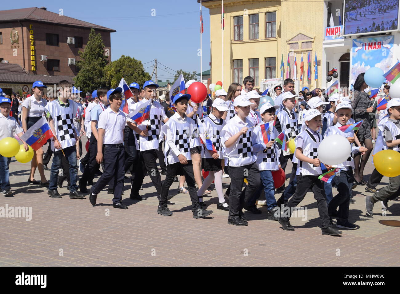 Slavjansk-auf-Kuban, Russland - Mai 1, 2018: Junge Sportler der Stadt Sport schulen. Feiern den ersten Mai, den Tag des Frühlings und der Arbeit. Mai Tag pa Stockfoto