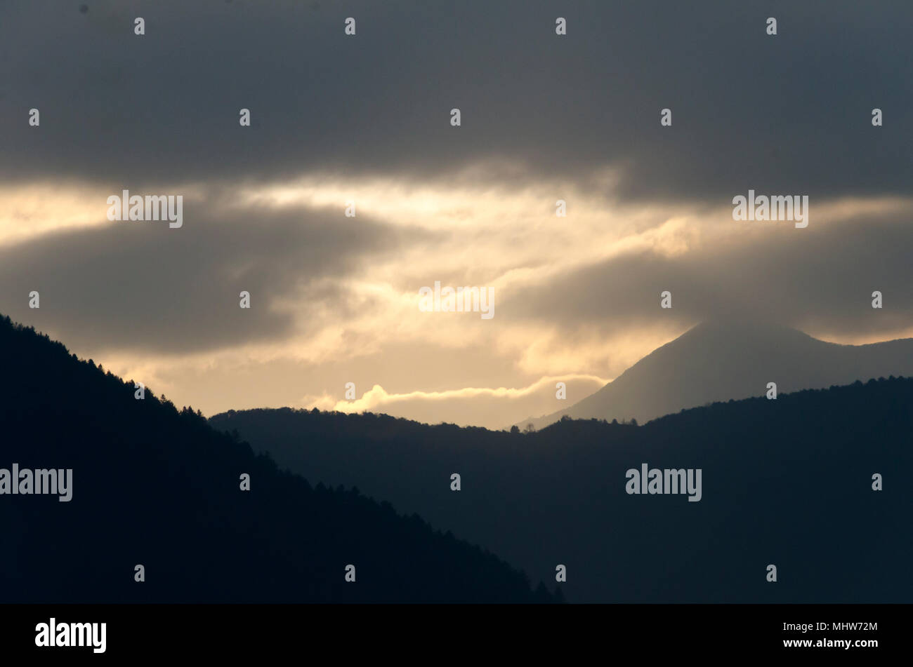 Sonne durch die Wolken, über Bergketten, Phobjikha Tal, Wangdue Phodrang, Bhutan Stockfoto