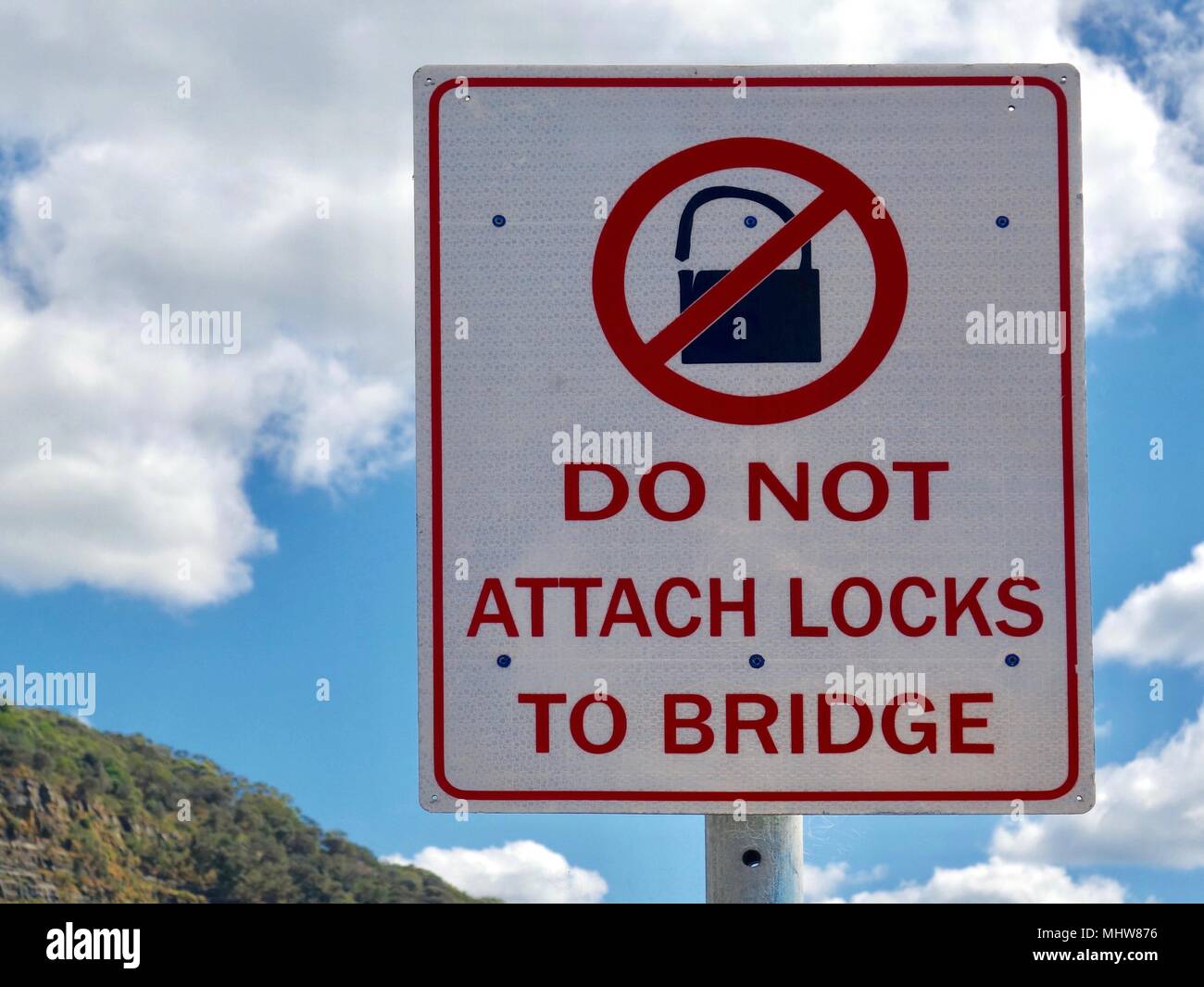 Ein Warnhinweis informiert die Menschen nicht Vorhängeschlösser an eine Brücke zu befestigen Stockfoto