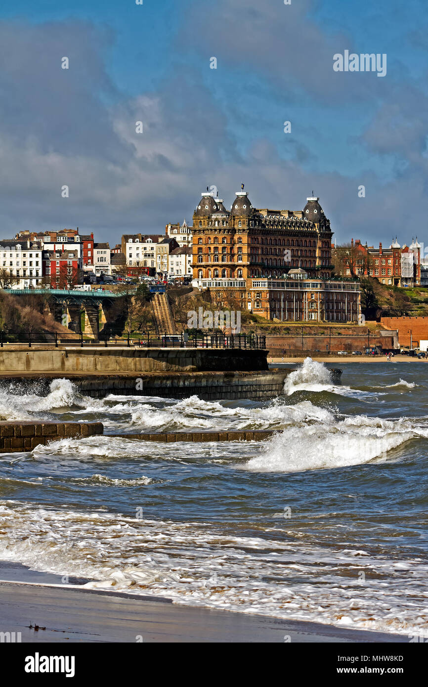 Das Grand Hotel mit Blick auf eine Flut drücken Wellen gegen das Meer Abwehr in der Scarborough South Bay. Stockfoto